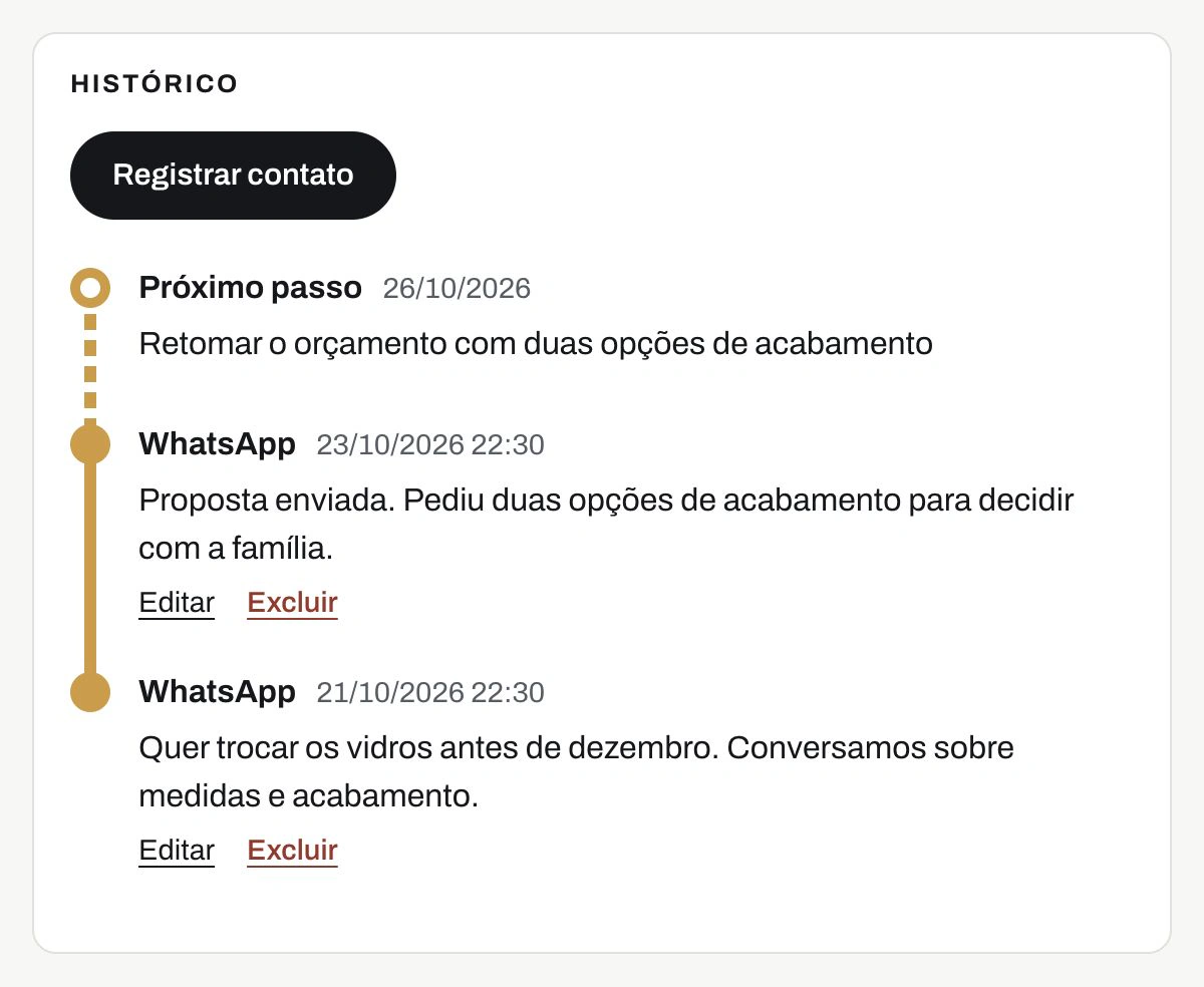 Ficha de Marina Costa no CRM, com histórico de conversas e tarefa de retorno. Dados fictícios.